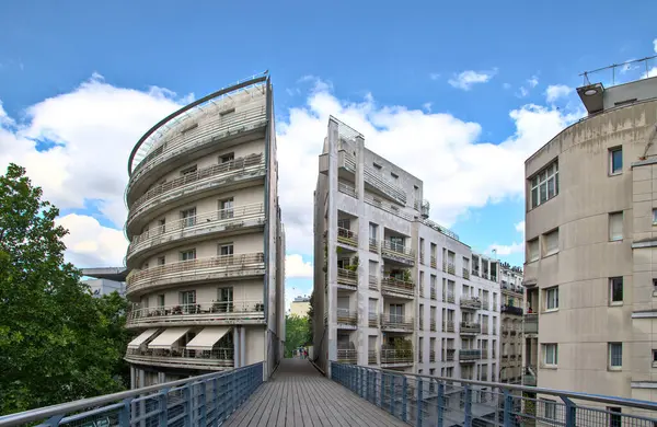 Fransa, Paris, Temmuz 2020 Coulee Verte Rene Dumont yakınlarındaki bina. Yüksek kalite fotoğraf