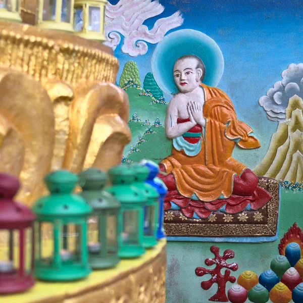 Huy, Belçika 'da bulunan Tibet Budist Enstitüsü Kagyu Yeunten Gyamtso Ling' in büyük Buda heykelinin dibinde resim yapmak.