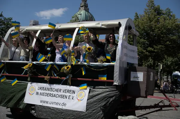 Hannover Almanya Temmuz 2022 - Nişancılar Fuarı Hannover Geçidi. Ukrayna yanlısı sloganlar