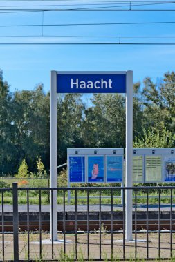 Haacht, Belçika - 24 Eylül 2023. Haacht tren istasyonunun isim etiketi, yüksek kaliteli fotoğraf