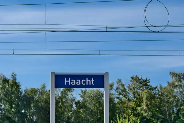 Haacht, Belçika - 24 Eylül 2023. Haacht tren istasyonunun isim etiketi, yüksek kaliteli fotoğraf