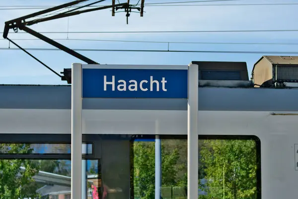 Haacht Belgia Września 2023 Znacznik Stacji Kolejowej Haacht Pociąg Tle — Zdjęcie stockowe