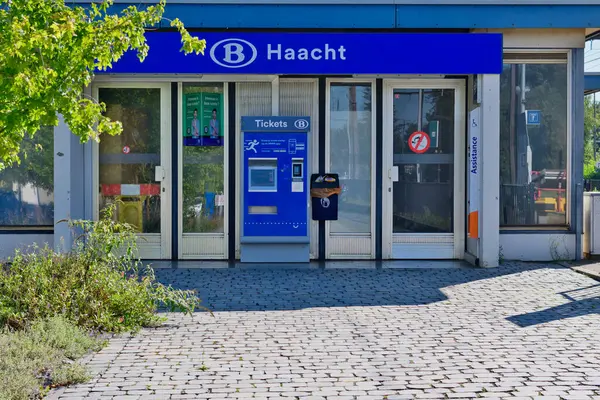 Haacht, Belçika - 24 Eylül 2023. Haacht tren istasyonu binası, yüksek kaliteli fotoğraf.