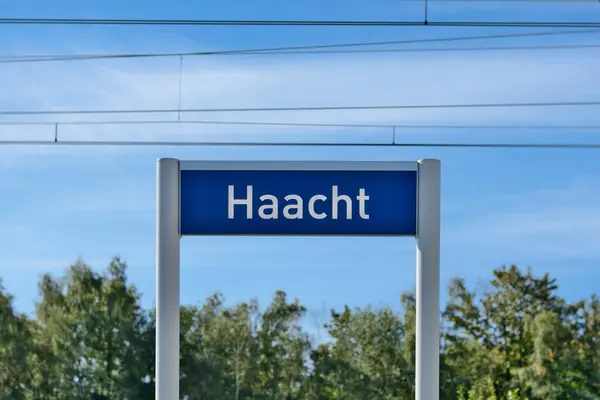 Haacht, Belçika - 24 Eylül 2023. Haacht tren istasyonunun isim etiketi, yüksek kaliteli fotoğraf
