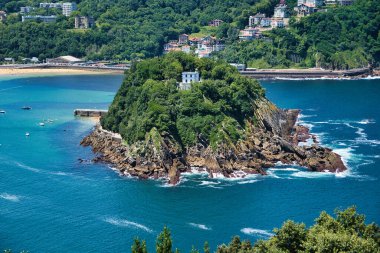 Santa Clara Adası, San Sebastian Körfezi 'nde. Monte Urgull, Bask ülkesinden çekimler