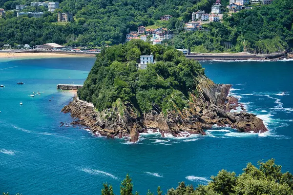 Santa Clara Adası, San Sebastian Körfezi 'nde. Monte Urgull, Bask ülkesinden çekimler
