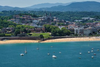 San Sebastian, İspanya 'daki Onderrata plajı manzarası. Miramar Sarayı ve arka plan.