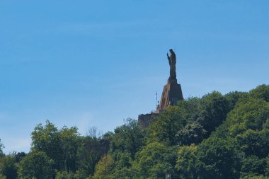 Mota Kalesi Castillo de la Mota 'daki devasa İsa heykeli ya da Monte Urgull' daki Motako Gaztelua, İspanya 'nın San Sebastian Donostia kentindeki bir dağ.
