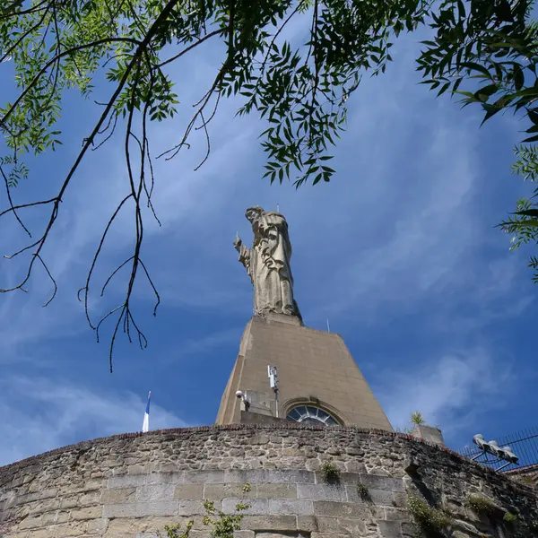 Mota Kalesi Castillo de la Mota ya da Monte Urgull 'daki Motako Gaztelua' da büyük bir İsa heykeli, İspanya 'nın San Sebastian Donostia bölgesinde bir dağ.