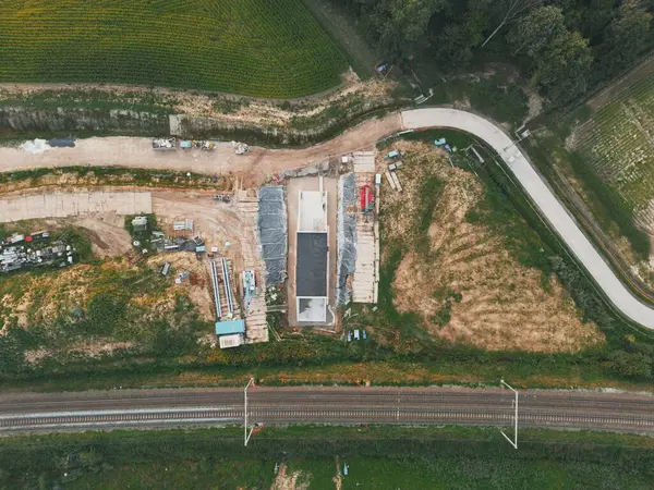 Asse, Belçika, 5 Eylül 2024, motorcular köprüsünün altındaki hava aracı fotoğrafı. Fotoğraf inşaat sırasında, son yerleştirmeden önce çekildi..