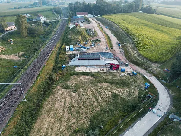 Asse, Belçika, 5 Eylül 2024, motorcular köprüsünün altındaki hava aracı fotoğrafı. Fotoğraf inşaat sırasında, son yerleştirmeden önce çekildi..