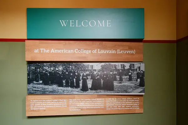 Leuven, Belçika, 71 Eylül 2023. Amerikan Koleji 'nin hoş geldin işareti