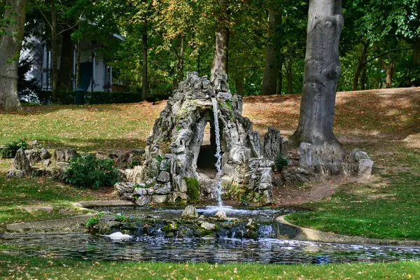 Leuven, Belçika, 71 Eylül 2023, Leuven. Leuven şehrinin merkezindeki Sint-Donatus parkında göletli şelale