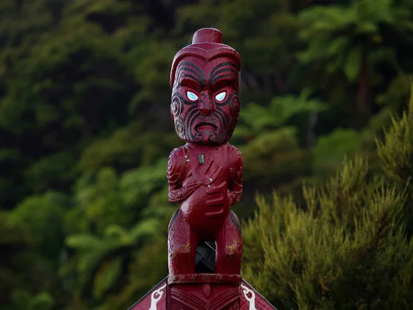 Traditional Ancient Red Wooden Maori Sculpture Figure Abel Tasman National Imagen de archivo