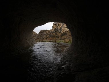 Canterbury Güney Adası Yeni Zelanda 'daki Broken River Mağara Akımı rezervinde karanlık kara su tünelinin girişi.