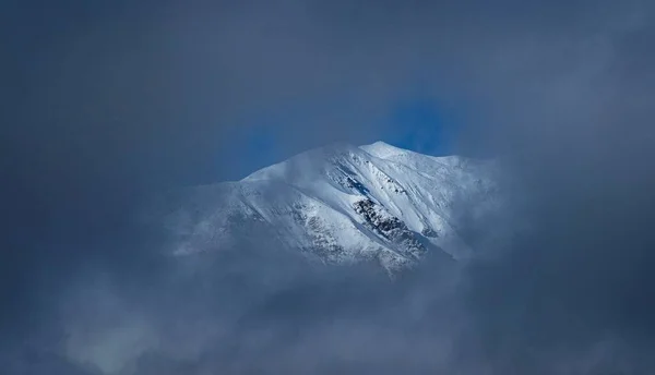 Cumbre Del Pico Cresta Montaña Cubierta Nieve Blanca Con Cielo — Foto de Stock