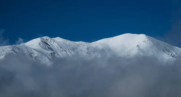 Cumbre Del Pico Cresta Montaña Cubierta Nieve Blanca Con Cielo — Foto de Stock
