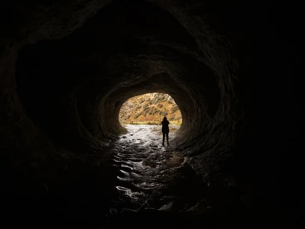 Silueta Unei Persoane Care Stă Tunelul Negru Întunecat Apă Naturală — Fotografie, imagine de stoc