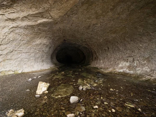 Furo Abertura Entrada Túnel Água Natural Preto Escuro Broken River — Fotografia de Stock