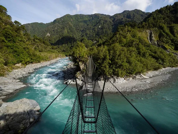 Cesspool Gorge Colgante Puente Oscilante Metal Que Conduce Sobre Aguas — Foto de Stock