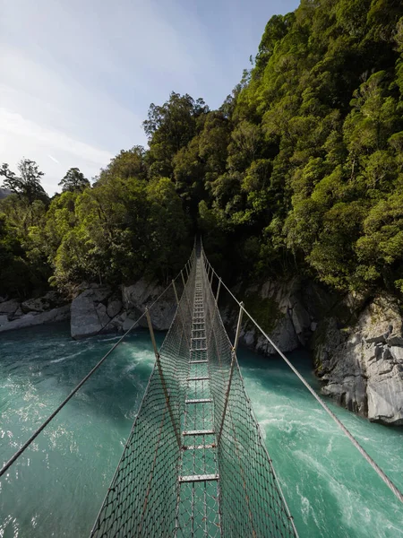 Cesspool Gorge Colgante Puente Oscilante Metal Que Conduce Sobre Aguas — Foto de Stock