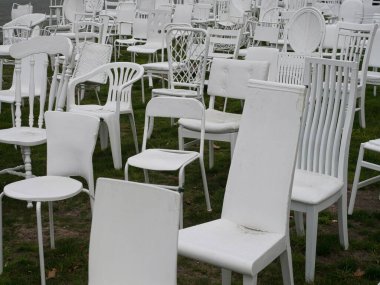 Christchurch Canterbury Güney Adası Yeni Zelanda 'daki 2011 deprem kurbanlarını hatırlayan 185 boş beyaz sandalye anıtı.