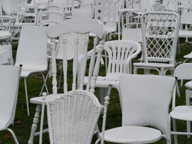 Christchurch Canterbury Güney Adası Yeni Zelanda 'daki 2011 deprem kurbanlarını hatırlayan 185 boş beyaz sandalye anıtı.