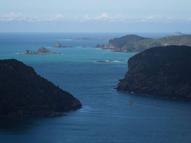 Doğal manzara mavi okyanus manzarası Whangaroa limanı Pekapeka Körfezi 'ndeki uçurum tepeleri, Kaiaraara Kayalıkları Burnu Northland Kuzey Adası Yeni Zelanda