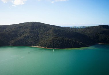 Doğal manzara mavi okyanus manzarası Whangaroa limanı Pekapeka Körfezi 'ndeki uçurum tepeleri, Kaiaraara Kayalıkları Burnu Northland Kuzey Adası Yeni Zelanda