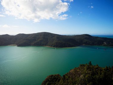 Doğal manzara mavi okyanus manzarası Whangaroa limanı Pekapeka Körfezi 'ndeki uçurum tepeleri, Kaiaraara Kayalıkları Burnu Northland Kuzey Adası Yeni Zelanda