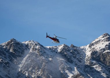 The Remarkables Alpine Southern Alps dağlarının önündeki helikopter Queenstown yakınlarındaki kış harikalar diyarı Yeni Zelanda 'yı kapladı.