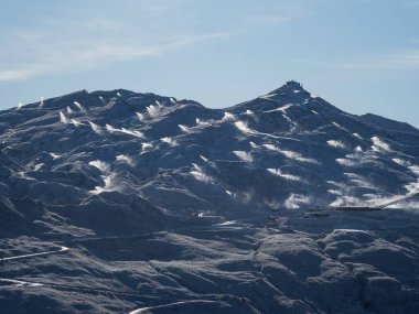 Queenstown Otago Güney Adası Yeni Zelanda yakınlarındaki Coronet Tepesi 'nde kayak alanı kayak pisti hazırlayan yapay kar topu kar topu makineleri.