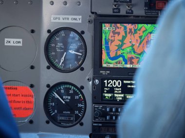 GippsAero GA8 Airvan pervaneli uçak kokpiti kontrol paneli navigasyon kontrol cihazlarıyla kontrol paneli hava taşıma teknolojisi mühendisliği