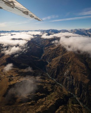 Güney Alpler Vadisi, Otago Southland Güney Adası Yeni Zelanda 'da yer alan Alp Dağları' nın etrafındaki nehir kıyısında uçak kanatlı bir hava manzarası.