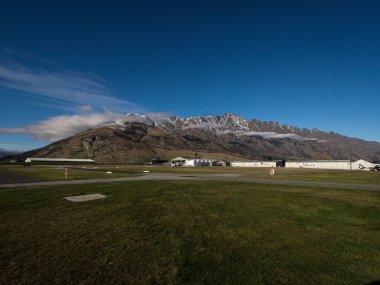 Kayda değer Güney Alpleri sıradağları, Queenstown Havaalanı 'ndan 30 Güney Adası Yeni Zelanda' da görülen karla kaplı alp manzarası.