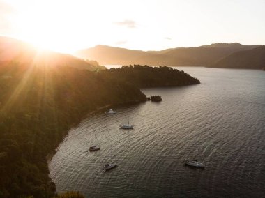 Vali Bey, Grove Arm, Kraliçe Charlotte Sound, Picton, Marlborough, Güney Adası, Yeni Zelanda 'da demirlemiş teknelerin hava manzarası.