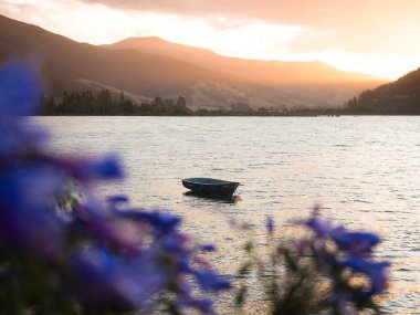 Grove Arm Jetty 'de demirlemiş, Okiwa Körfezi, Kraliçe Charlotte Boğazı Picton, Marlborough, Güney Adası, Yeni Zelanda