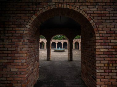 Hamilton Gardens Meydanı, İtalyan tarzı dairesel tuğla bina Waikato Kuzey Adası Yeni Zelanda 'da açık hava sahası ve çeşmesi var.
