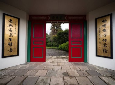Hamilton Gardens Waikato Kuzey Adası Yeni Zelanda 'daki Çin âlimleri bahçesinin tipik bir Çin mimari girişi.