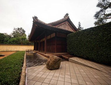 Geleneksel ahşap Japon mimari evinin bir kopyası. Hamilton Gardens Waikato North Island Yeni Zelanda 'daki Japon Düşünce Bahçesi' nde Minka inşa ediliyor.