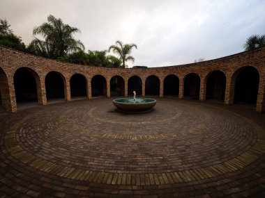 Hamilton Gardens Meydanı, İtalyan tarzı dairesel tuğla bina Waikato Kuzey Adası Yeni Zelanda 'da açık hava sahası ve çeşmesi var.