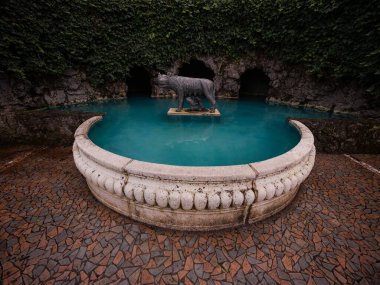 Romulus ve Remus, Hamilton Gardens Waikato Kuzey Adası Yeni Zelanda 'daki İtalyan Rönesans Bahçesi' nde Dişi Kurt heykeli çeşmesiyle