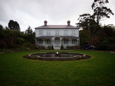 Mansfield Garden Hamilton Gardens Waikato North Island Yeni Zelanda 'da tarihi otomobilli, 20. yüzyıl başlarında Wellington mimari tarzı beyaz bir evin kopyası.