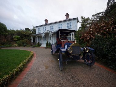 Mansfield Garden Hamilton Gardens Waikato North Island Yeni Zelanda 'da tarihi otomobilli, 20. yüzyıl başlarında Wellington mimari tarzı beyaz bir evin kopyası.