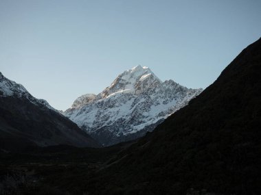Yeni Zelanda 'nın en yüksek dağı olan güçlü Cook Dağı Aoraki' nin yakın görüntüsü Hooker Vadisi 'nden görülebiliyor. Güney Alpleri, Canterbury Güney Adası, Yeni Zelanda' yı kaplıyordu.