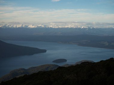 Kuzey Alp Dağları 'nda kar, Luxmore Hut Kepler Track Gölü Te Anau Southland Güney Adası Yeni Zelanda' yı kapladı.