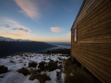 Luxmore Hut Kepler Track dağ sığınak kabin manzarası karla kaplı Alp kışları güney Alpleri manzarası Te Anau Southland Gölü Yeni Zelanda