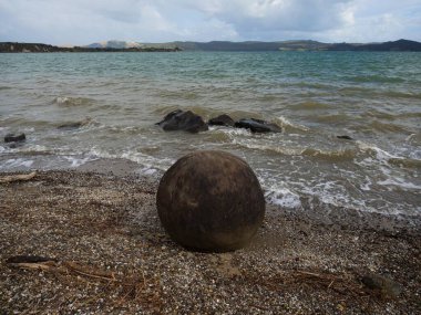 Koutu Boulders küresel yuvarlak şekilli kaya oluşumları Hokianga Limanı sahil kıyısı Opononi Northland Kuzey Yeni Zelanda 'daki beton jeolojik fenomen.