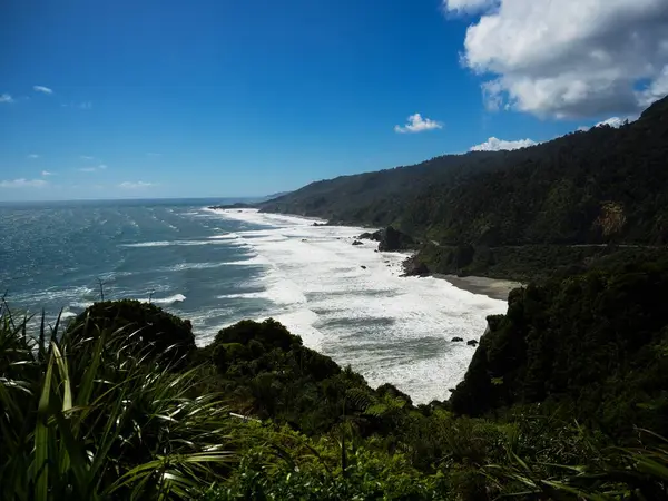 Irimahuwhere Gözetleme Noktası 'ndan Yeni Zelanda Güney Adası Kayalıkları' na kadar Batı Yakası Pasifik Okyanusu kıyılarının panoramik manzarası