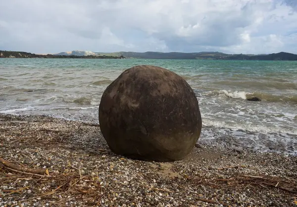 Koutu Boulders küresel yuvarlak şekilli kaya oluşumları Hokianga Limanı sahil kıyısı Opononi Northland Kuzey Yeni Zelanda 'daki beton jeolojik fenomen.